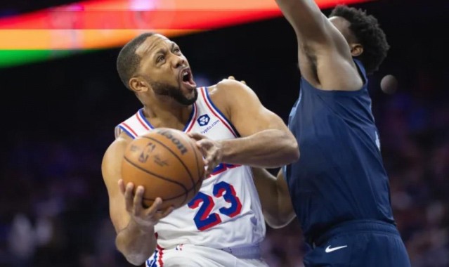 记者：灰熊已裁掉交易得来的埃里克-戈登；他将进入买断市场